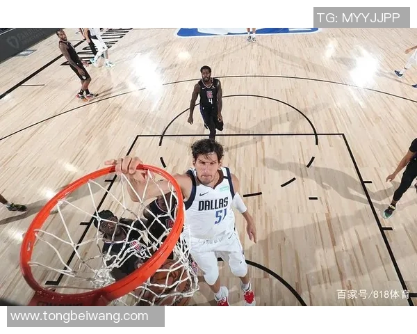 博班与奥尼尔的对决：巨人之战引发的篮球传奇与精彩瞬间