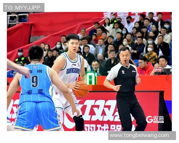 山东男篮与青岛男篮激战正酣谁能在这场对决中笑到最后